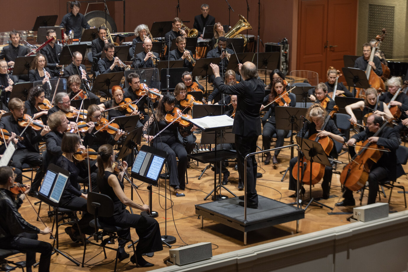 Orchester unter der Leitung eines Dirigenten auf der Bühne