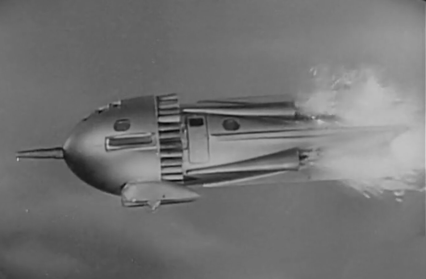 Horizontal fliegende Rakete im Retro-Stil früher Science-Fiction-Filme